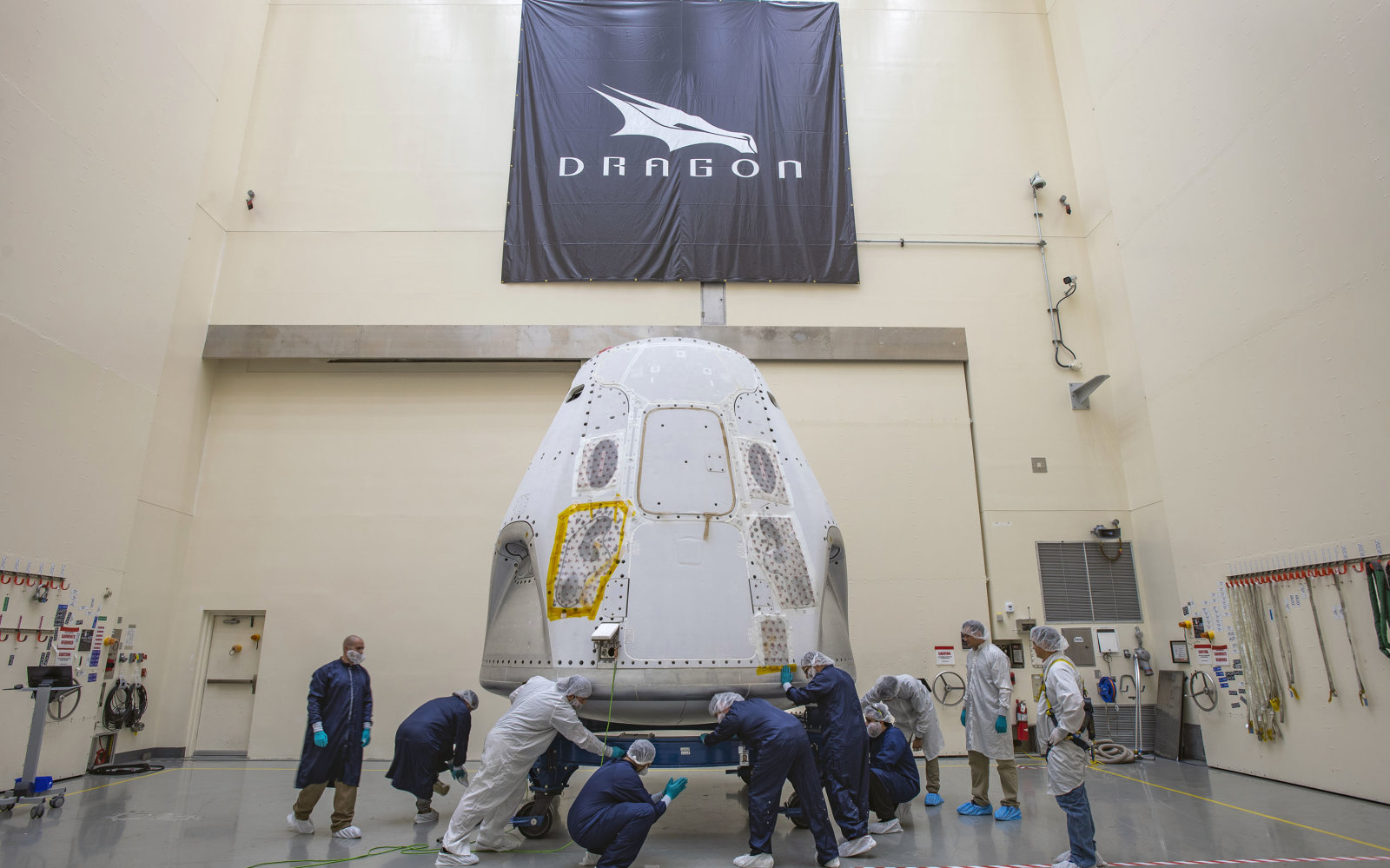 SpaceX Crew Dragon доставлен на космодром для заключительных тестов