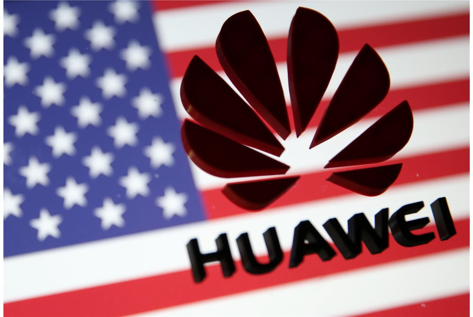 Трамп запретил операторам США использовать оборудование Huawei