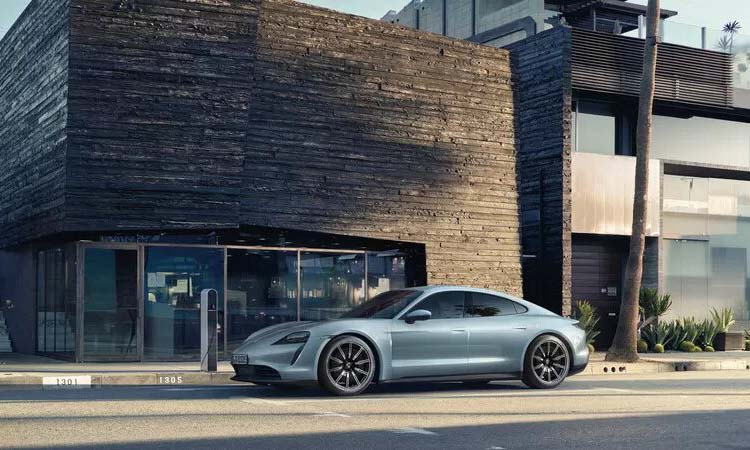 Porsche выпустит более дешёвую версию электрокара Taycan