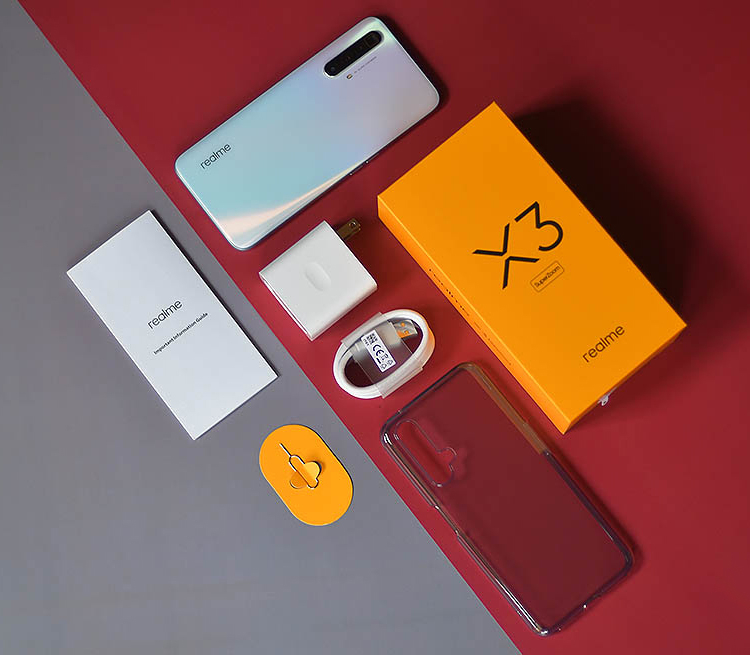 Realme X3 SuperZoom получит 120-Гц экран: смартфон позирует на «живых» фото