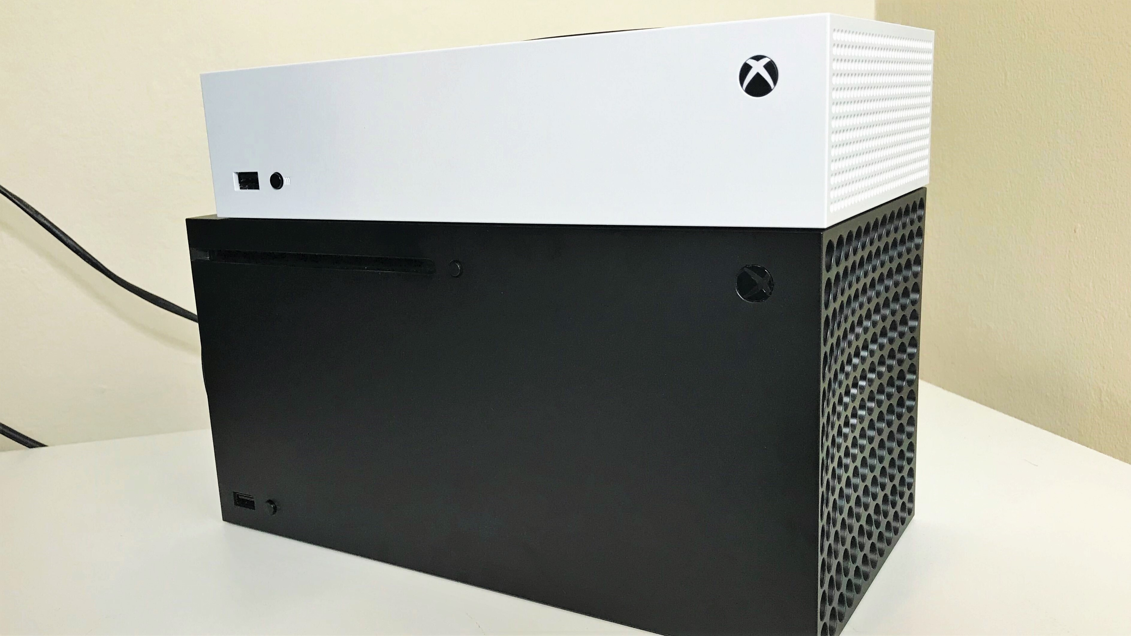 Xbox Series X и Series S померились размерами между собой и с другими консолями в фотосессии