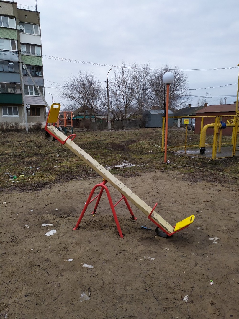 В Дмитриеве на три года забыли о построенной детской площадке