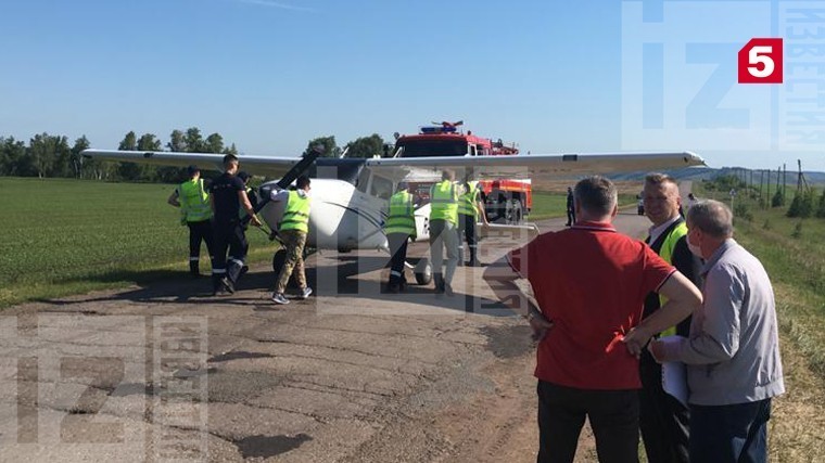 Фото легкомоторного самолета, аварийно севшего на проезжую часть в Татарстане