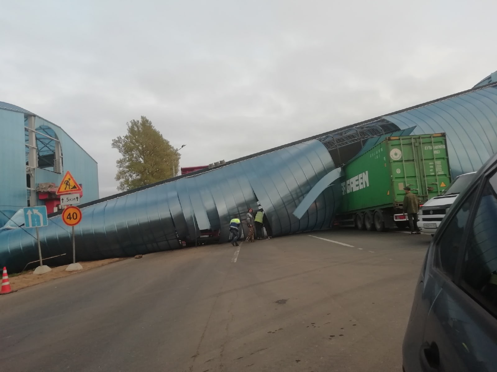 Момент обрушения пешеходного моста под Петербургом попал на видео