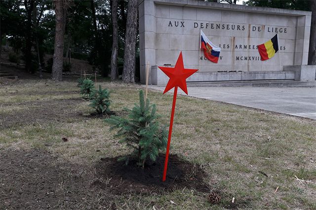 Посвящено советским партизанам. Подвиг героев увековечили в Бельгии