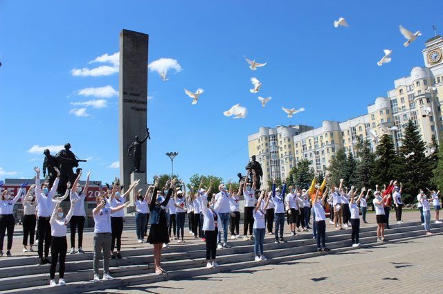 Над Брянском взлетели голуби как символ мира