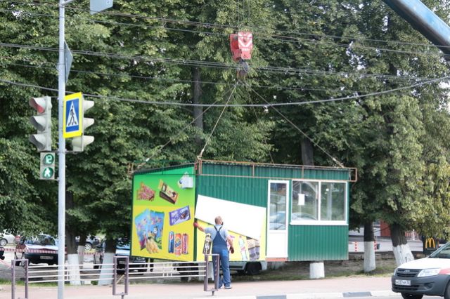 Два незаконно установленных ларька снесли в Брянске