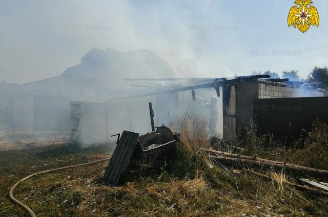 В Дятьковском районе огонь охватил гараж