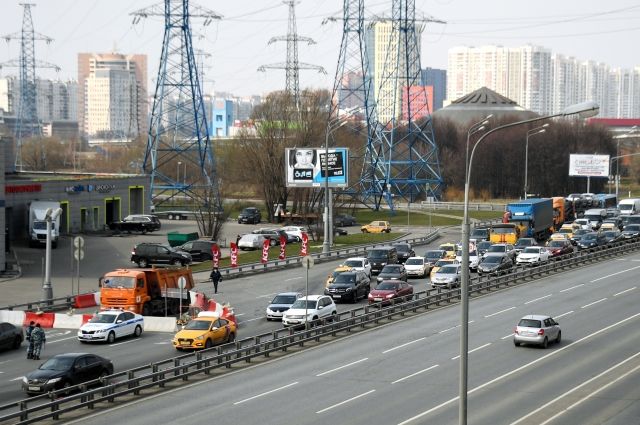 На МКАД автомобилист насмерть сбил менявшего колесо мужчину