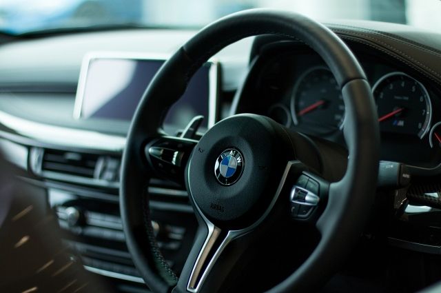 Брянец отомстил владельцу BMW, который окатил его водой из лужи