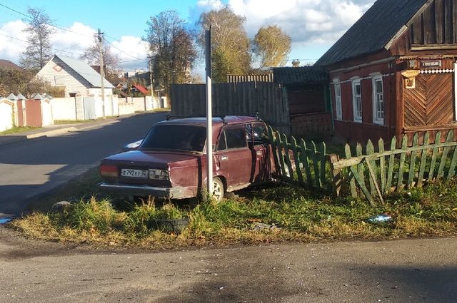 Легковушка врезалась в забор в Брянске