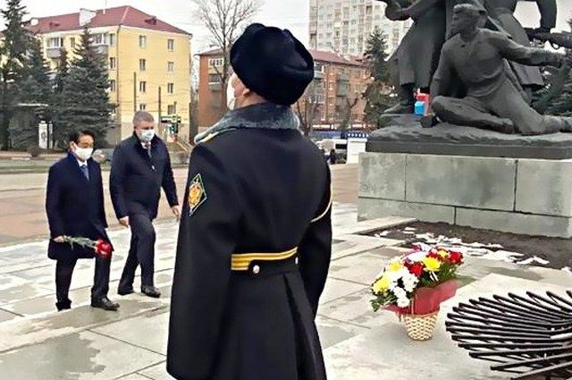 Посол Японии возложил цветы к Вечному огню на площади Партизан в Брянске