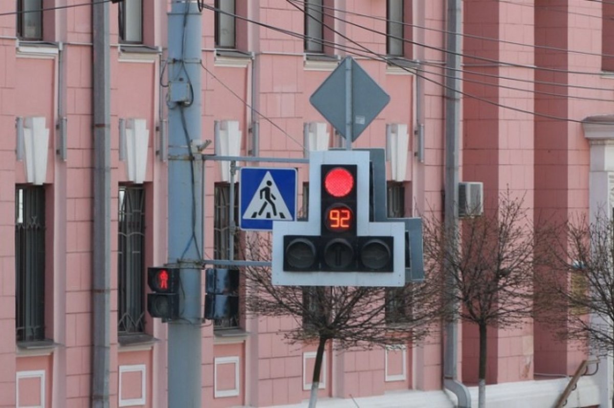 На крупных магистралях Брянска светофоры перевели в круглосуточный режим