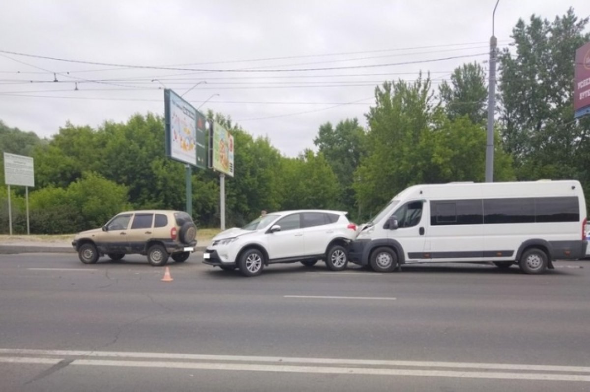 4 пассажира маршрутки пострадали в ДТП на Московском проспекте в Брянске