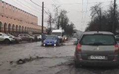 В Брянске утонула дорога возле Бежицкого рынка