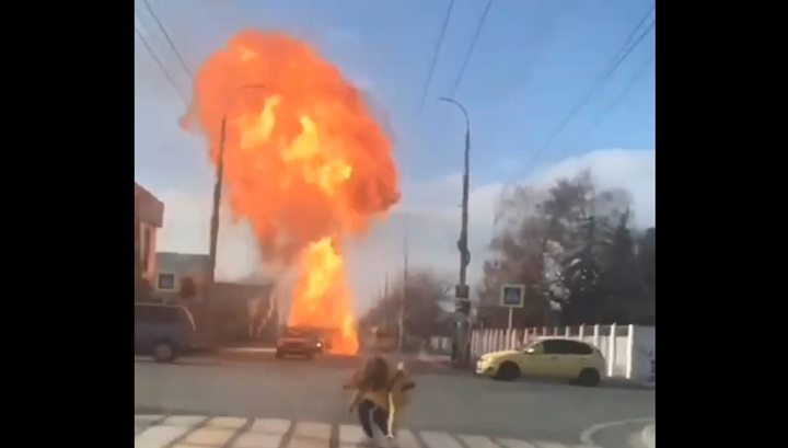 Двое пострадавших: взрыв автомобиля в Майкопе попал на видео