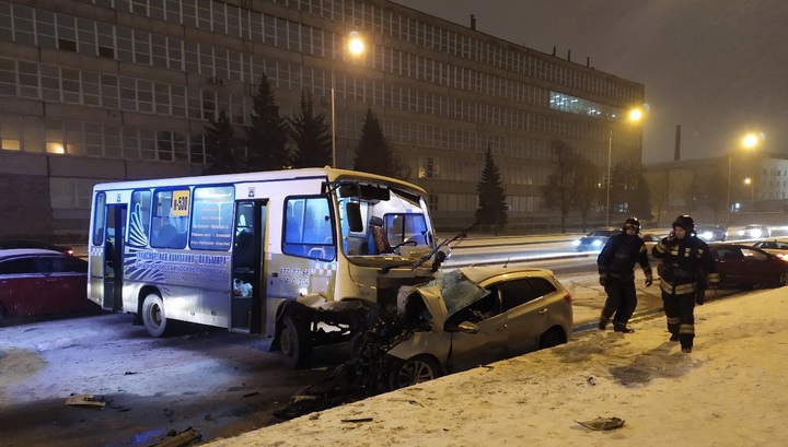 Момент и последствия фатальной аварии с автобусом в Петербурге сняли на видео