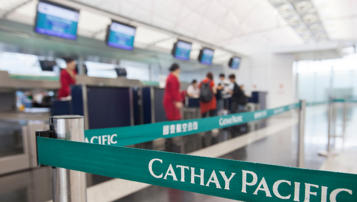 Глава авиакомпании Cathay Pacific призвал 27 тысяч сотрудников уйти в неоплачиваемый отпуск