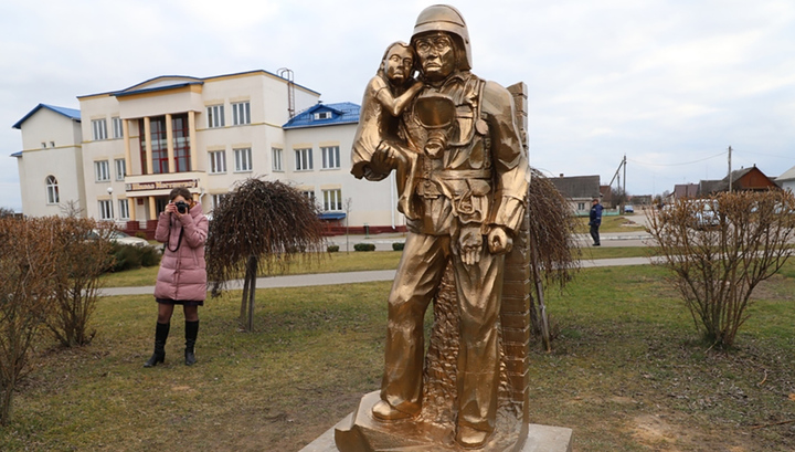 Похожую на Дарта Вейдера скульптуру в Белоруссии посвятили спасателям