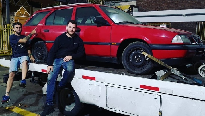 В заброшенном автосалоне нашли совершенно новые автомобили начала 1990-х