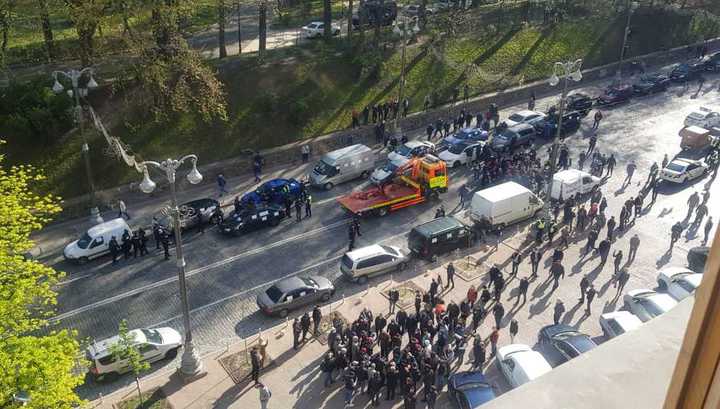 В Киеве произошла потасовка предпринимателей с полицией из-за требования снять карантин