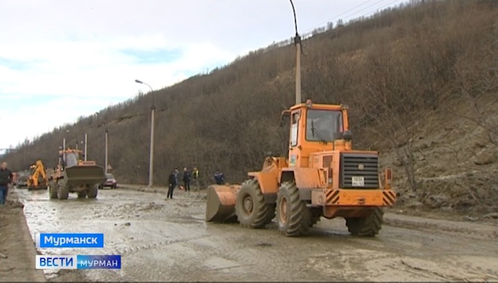 В Мурманске на дорогу обрушился оползень с сопки