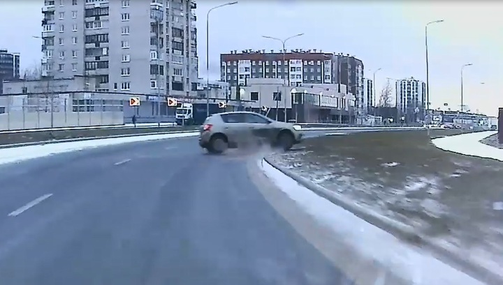 В Петербурге 'поскользнувшийся' автомобиль попал в аварию с переворотом. Видео