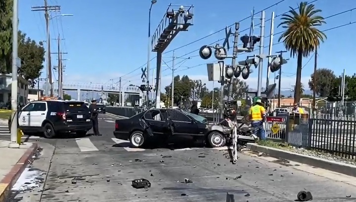 Невнимательный водитель угодил под поезд на переезде в Лос-Анджелесе. Видео