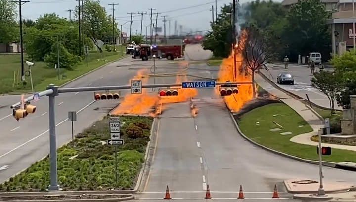 Возгорание природного газа заставило эвакуироваться жителей в Техасе. Видео