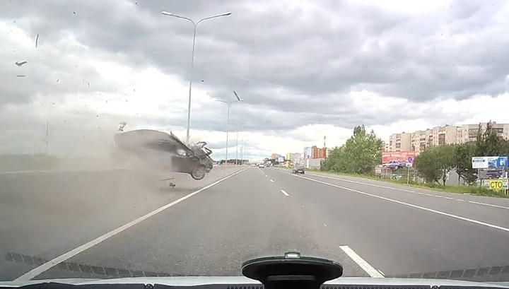 Впечатляющий дорожный кульбит с пострадавшими сняли на видео в Тюмени