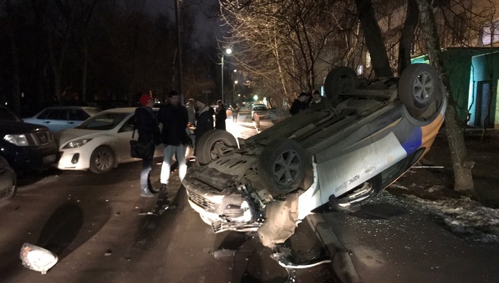 Водитель каршеринга, убегавший от полиции, перевернулся во дворе дома в Москве. Видео