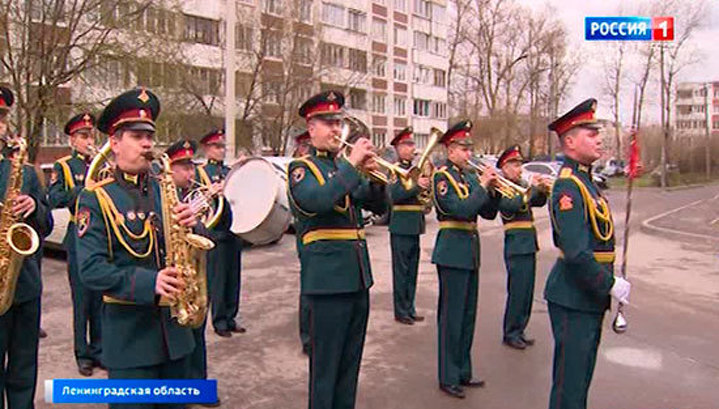 Персональное поздравление с Днем Победы прозвучало для ветерана из Луги