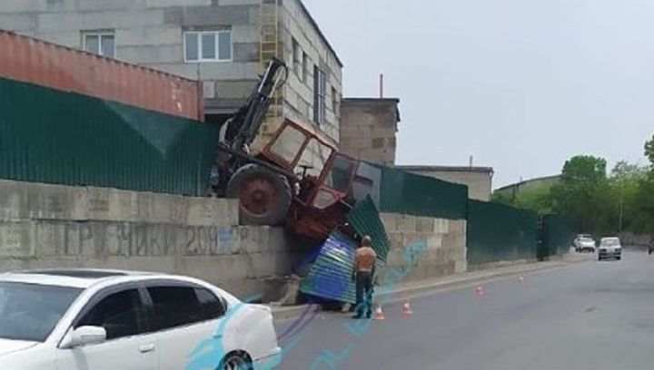 Во Владивостоке трактор повис на подпорной стене, едва не рухнув на дорогу