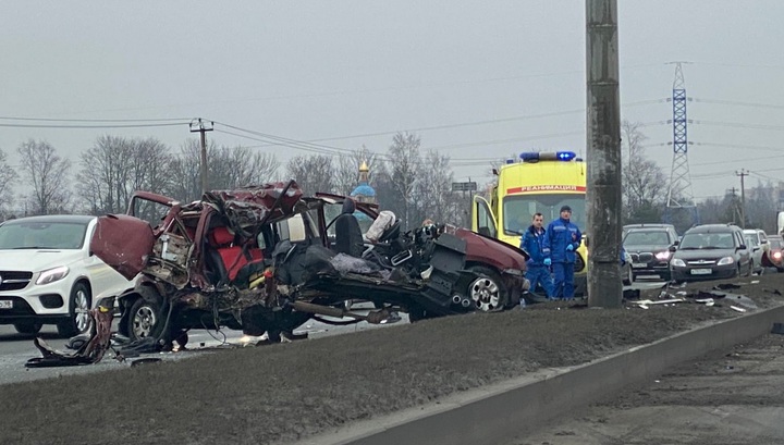 Кроссовер разорвало после столкновения со столбом в Петербурге