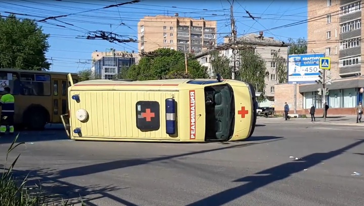 Четыре сотрудника скорой помощи пострадали в ДТП с реанимобилем в Рязани