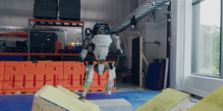 Boston Dynamics устроили настоящий паркур!!!