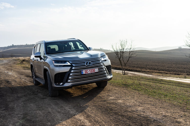 Высокие технологии в современных автомобилях: Что внутри нового Lexus LX?