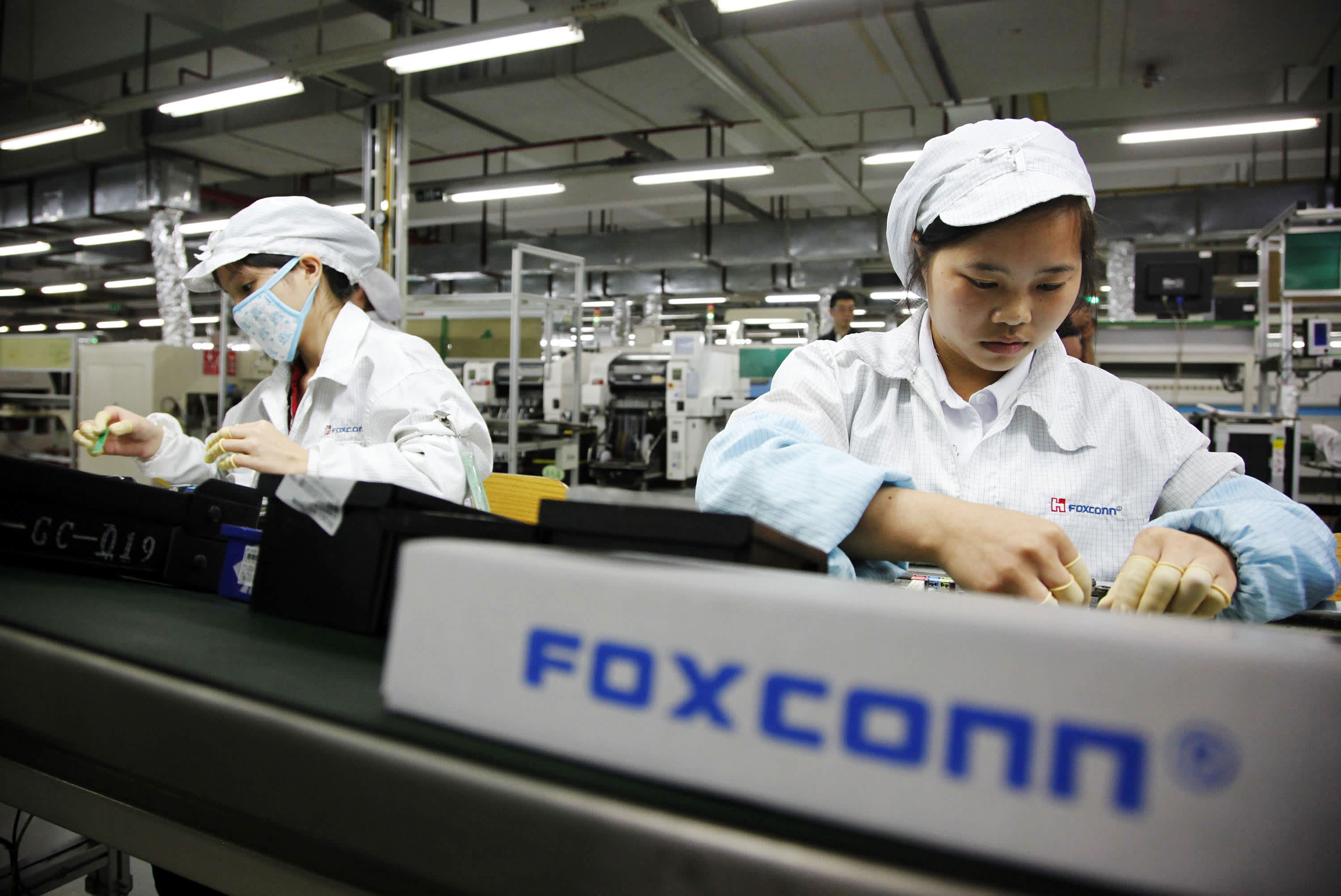 Тысячи сотрудников уволились с крупнейшей фабрики Foxconn, поставки iPhone под угрозой