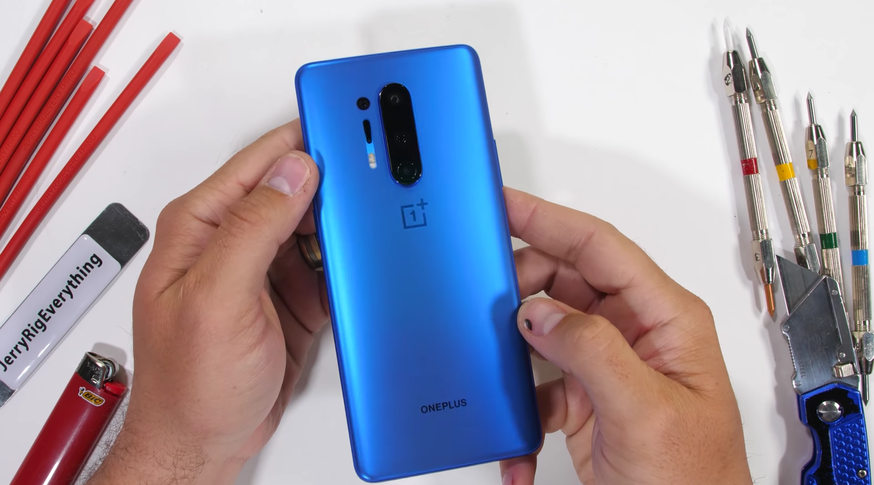 Крепкий орешек: JerryRigEverything проверил OnePlus 8 Pro на прочность