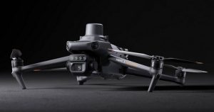 Квадрокоптер DJI Mavic 3M оснащений мультиспектральними сенсорами та п’ятьма камерами