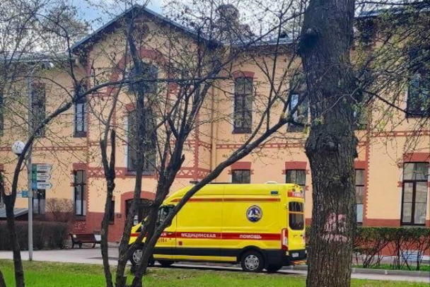 Юноша разрезал сухожилия, но загуглил редкого хирурга и приехал в Педиатрический университет