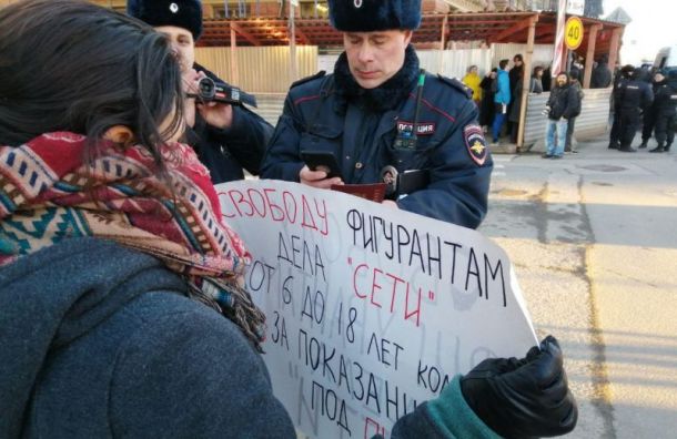 Желающих попасть на заседание по делу 'Сети' просят уйти