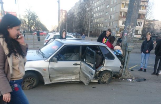 Легковушка влетела в толпу пешеходов