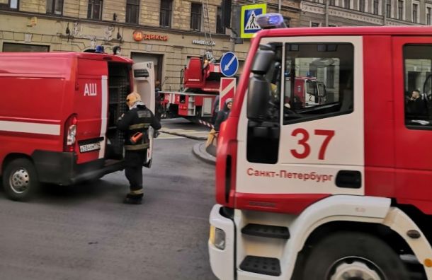 Сильный пожар остановил движение в центре Петербурга