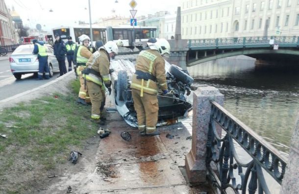 Пьяный водитель пробил ограждения и чуть не свалился в Мойку