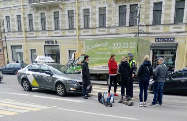 На Литейном и Невском проспектах сбили парней на самокатах