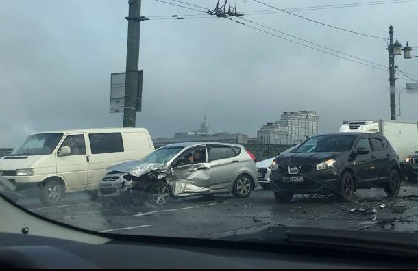 Петербуржцы застряли в аномальных семибалльных пробках