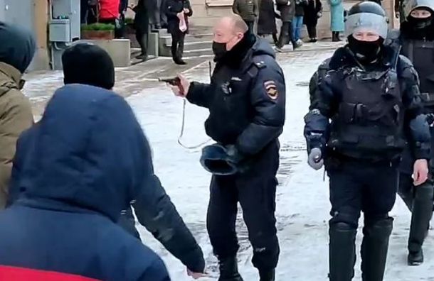 На акции протеста в Петербурге что-то взорвалось