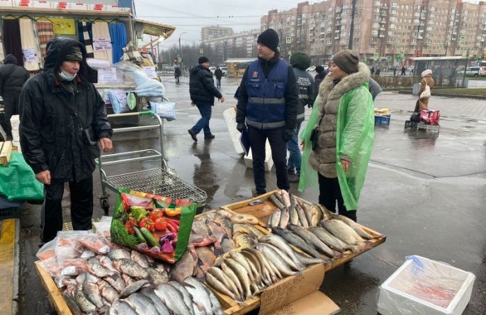 Рейд по уличной торговле провели в четырех районах Петербурга