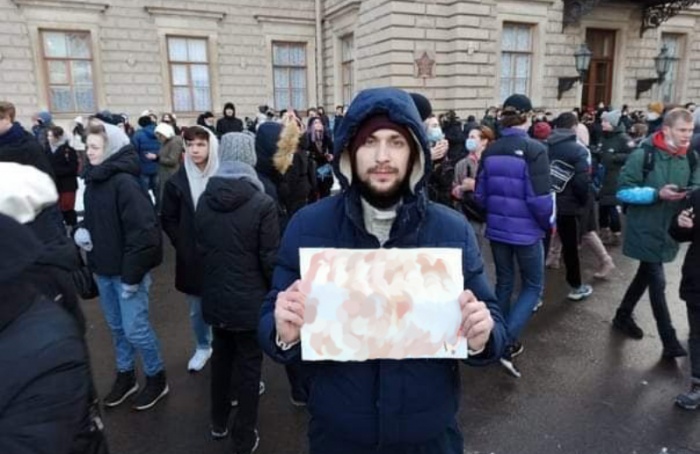 «Всю такую погань, как ты, я вычищу»: петербургский активист после угроз уехал из России